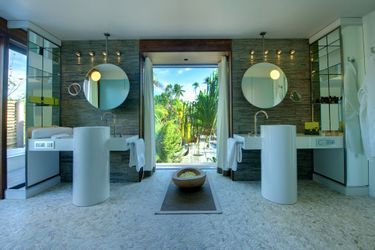 Salle de bain palace, ouverte sur les beautés de la nature