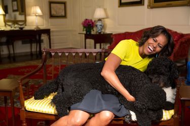 Michelle Obama avec les chiens Bo et Sunny à la Maison Blanche, le 14 avril 2014.