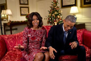Michelle et Barack Obama rient en filmant leur vidéo de voeux, le 19 novembre 2014.