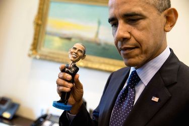 Barack Obama et un jouet le représentant dans le Bureau ovale, le 14 mai 2014.