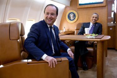 François Hollande et Barack Obama à bord d'Air Force One en direction de Charlottesville, le 10 février 2014.