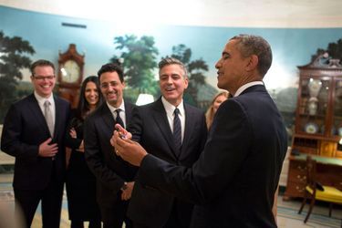 Barack Obama dans le Bureau ovale avec Matt Damon, George Clooney et le casting du film «Monuments Men», le 18 février 2014.