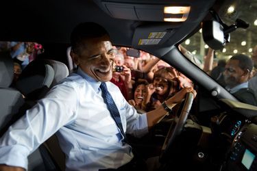 Barack Obama à bord d'une voiture après avoir prononcé un discours dans l'usine Ford de Liberty, le 20 septembre 2013.