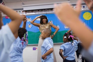 Michelle Obama danse dans une école de Washington, le 24 mai 2013.