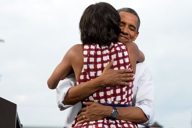 Michelle et Barack Obama s'enlacent lors d'un événement de campagne à Davenport, le 15 août 2012.