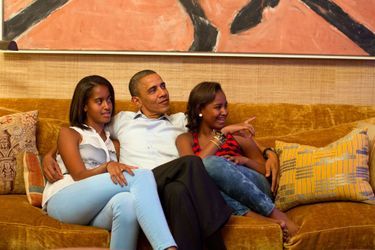 Barack Obama avec ses filles Malia et Sasha regardent le discours de Michelle Obama à la Convention démocrate depuis la Maison Blanche, le 4 septembre 2012.