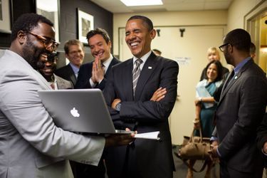 Barack Obama dans les coulisses de l'émission de Jimmy Fallon, le 24 avril 2012.