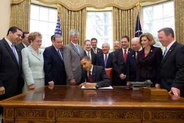 Barack Obama signe le décret d'application de sa réforme du système de santé, le 24 mars 2010.