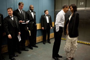 Moment de complicité entre Barack et Michelle Obama avant d'assister à un bal suivant son investiture, le 20 janvier 2009.