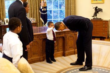 Barack Obama se laisse caresser les cheveux par le fils d'un employé de la Maison Blanche, ravi de voir que le président a les mêmes que lui, le 8 mai 2009.