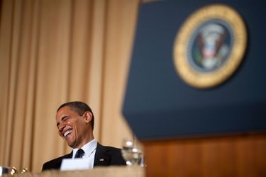 Barack Obama rit durant le dîner des Correspondants à Washington, le 9 mai 2009.