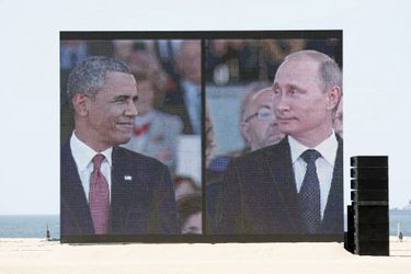 Barack Obama et Vladimir Poutine lors des commémorations pour les 70 ans du Débarquement à Ouistreham, le 6 juin 2014.