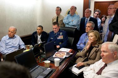 Dans la Situation Room de la Maison Blanche, Barack Obama surveille le raid dans lequel Oussama Ben Laden sera tué, le 1er mai 2011. Le président est entouré, notamment, de son vice-président Joe Biden et de sa secrétaire d'Etat d'alors, Hillary Clinton.