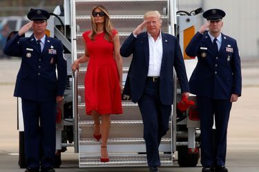 Donald Trump et Melania Trump arrivent au meeting à l&#039;aéroport d&#039;Orlando-Melbourne, en Floride, le 18 février 2017.