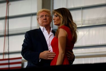 Donald Trump et Melania Trump lors d&#039;un meeting à l&#039;aéroport d&#039;Orlando-Melbourne, en Floride, le 18 février 2017.