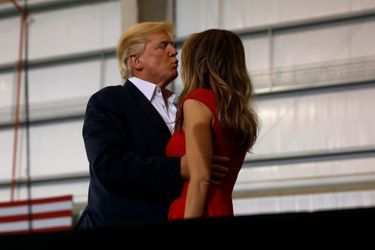 Donald Trump et Melania Trump lors d&#039;un meeting à l&#039;aéroport d&#039;Orlando-Melbourne, en Floride, le 18 février 2017.