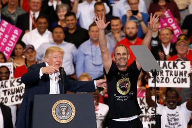 Donald Trump et un de ses partisans lors d&#039;un meeting à l&#039;aéroport d&#039;Orlando-Melbourne, en Floride, le 18 février 2017.