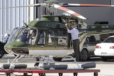 Harrison Ford monte à bord de son Hélicoptère Bell