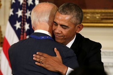 Barack Obama remet à Joe Biden la médaille de la Liberté, le 12 janvier 2017.