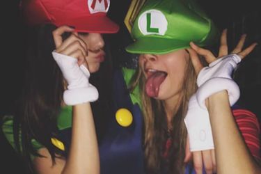 Kendall et Cara en Luigi et Mario.
