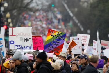 La Women's March à Washington, samedi. A gauche : «L'ignorance, ça ne fait pas présidentiel».