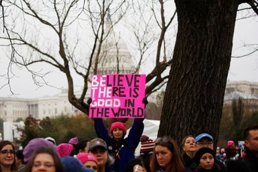 La Women's March à Washington, samedi. Sur la pancarte : «Croyez qu'il y a du bon dans le monde».