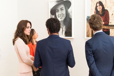 Kate devant ses photos publiées dans Vogue, le 4 mai 2016