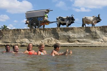 Sur une petite embouchure au nord de Toamasina, la grande ville de l’Est, le 21 août 2016. Portés par le courant, à cheval sur des bambous (de g. à dr.) : Revel, Alexandre, Sonia, Philaé et Ulysse.