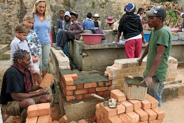 Restauration d’un lavoir dans un quartier historique de Fianarantsoa. Sous les yeux de Sonia, de Philaé et d’Ulysse