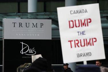 Manifestation devant le nouvel immeuble Trump à Vancouver, le 28 février 2017.