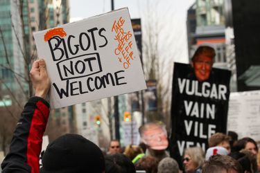 Manifestation devant le nouvel immeuble Trump à Vancouver, le 28 février 2017.
