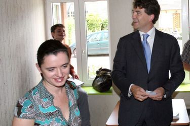 Arnaud Montebourg et Hortense de Labriffe, dans un bureau de vote pour le second tour des législatives 2007.