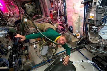Peggy Whitson attaquée par le monstre (les cables) de l’ISS