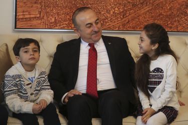 Bana, évacuée d'Alep, a été reçue par le président turc Recep Tayyip Erdogan le 21 décembre 2016. Ici avec le ministre turc des Affaires étrangères Mevlüt Cavusoglu.