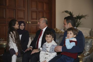 Bana, évacuée d'Alep, a été reçue par le président turc Recep Tayyip Erdogan le 21 décembre 2016. Ici avec le ministre turc des Affaires étrangères Mevlüt Cavusoglu.