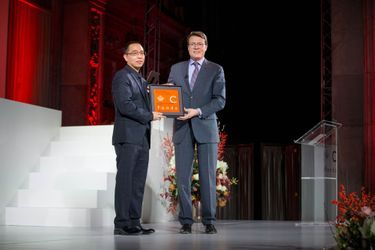 Le prince Constantijn des Pays-Bas remet le Grand prix Prince Claus à Apichatpong Weerasethakul à Amsterdam, le 15 décembre 2016