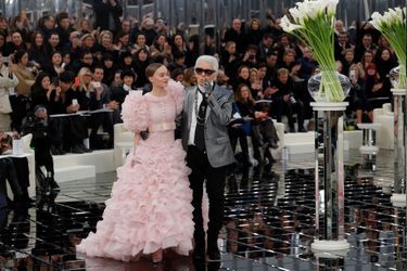 Lily-Rose Depp et Karl Lagerfeld au défilé Chanel à Paris, le 24 janvier 2017.