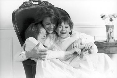 Jane Birkin avec ses deux filles, Kate et Charlotte âgées de 14 et 8 ans.
