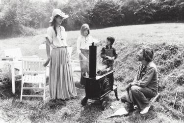 Vacances en famille pour Jane et ses filles, Kate et Charlotte, en compagnie de Serge Gainsbourg, en Normandie, août 1977.