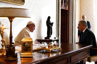 Le pape François et l&#039;ancien président colombien Alvaro Uribe au Vatican, le 16 décembre 2016.