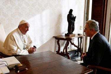 Le pape François et l&#039;ancien président colombien Alvaro Uribe au Vatican, le 16 décembre 2016.