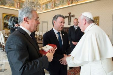 Alvaro Uribe, Juan Manuel Santos et le pape François au Vatican, le 16 décembre 2016.