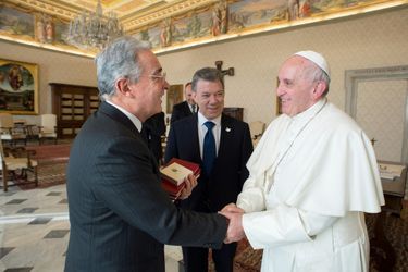 Alvaro Uribe, Juan Manuel Santos et le pape François au Vatican, le 16 décembre 2016.