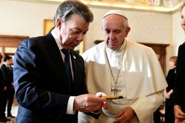 Le pape François et le président colombien Juan Manuel Santos au Vatican, le 16 décembre 2016.