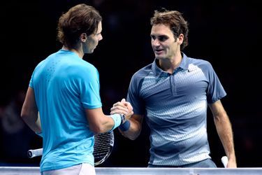Rafael Nadal est congratulé par Roger Federer après sa victoire en demi-finale du Masters en 2013.