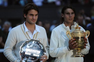 Rafael Nadal remporte le tournoi de Wimbledon 2008 en dominant Roger Federer en finale en cinq sets.