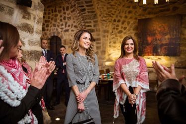 La reine Rania de Jordanie avec des Jordaniennes à Amman, le 11 janvier 2017