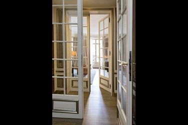 Une entrée typiquement parisienne avec ses portes vitrées à double battant.  