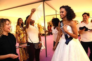 Dans les coulisses de la cérémonie Miss France 2017 avec Alicia Aylies, le 17 décembre 2016.