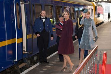Les reines Maxima des Pays-Bas et Mathilde de Belgique vont prendre le train pour aller à la gare d'Utrecht, le 30 novembre 2016 